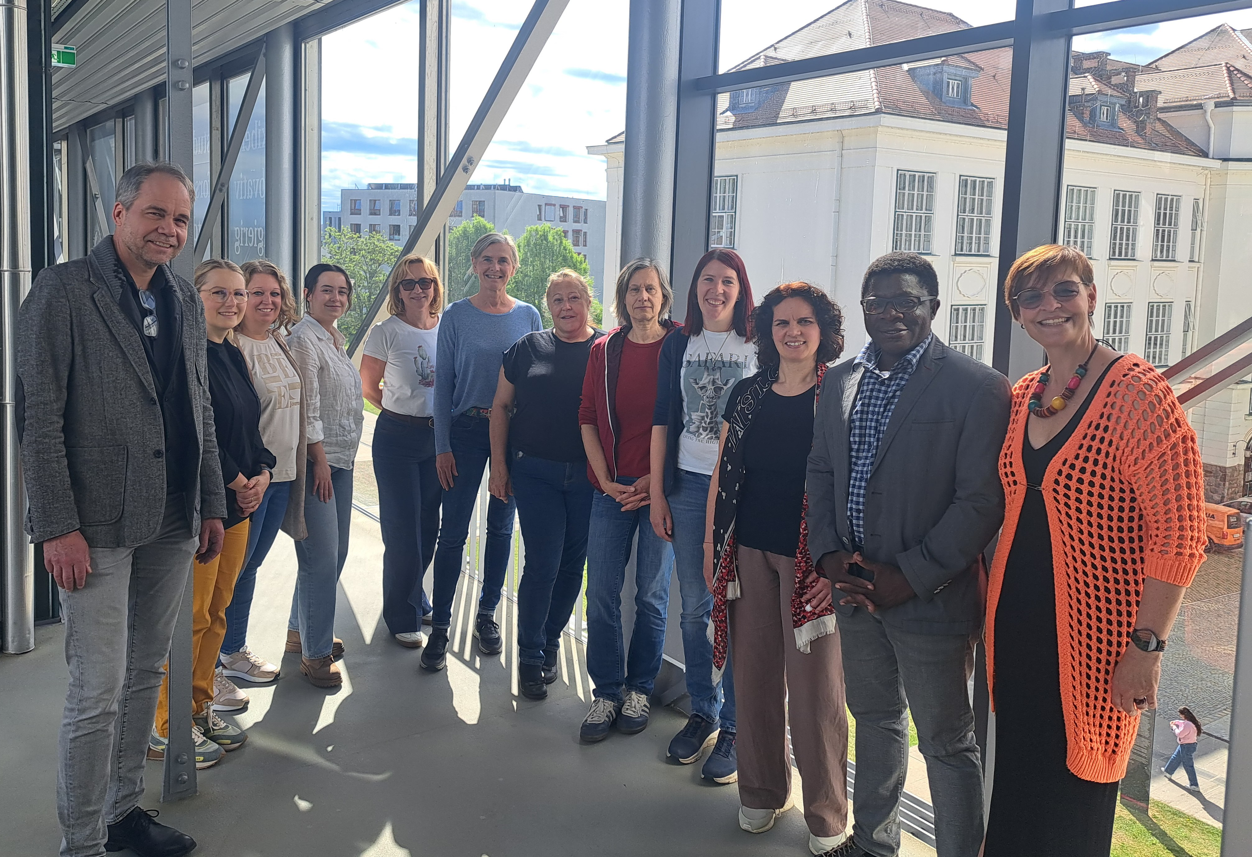 Claudia Caruso, Lehrgangsleitung und die Absolvent_innen des MSc Social Work