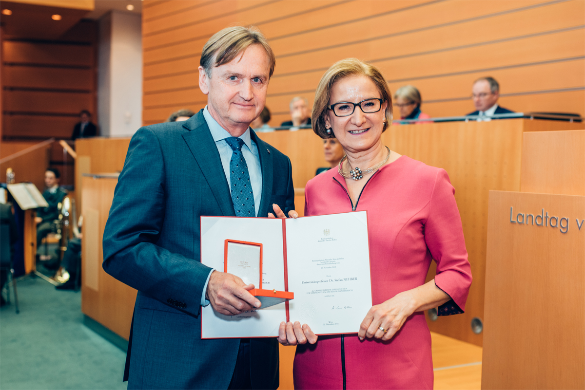 Ehrenzeichen Dekan Nehrer mit LH Mikl-Leitner