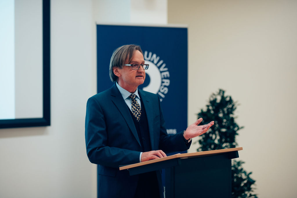 Dekan der Fakultät für Gesundheit und Medizin, Univ.-Prof. Dr. Stefan Nehrer, bei der Laudatio