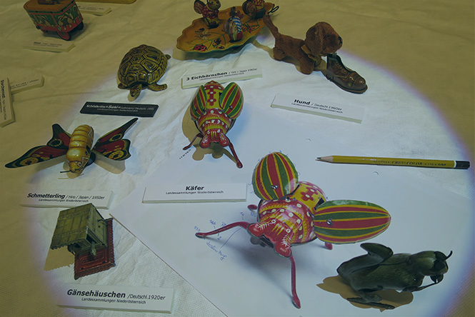 Unterschiedliche Insekten als Blechspielzeuge in Vorbereitung für eine Ausstellung