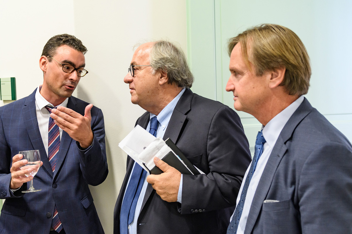 © Walter Skokanitsch Nach der Antrittsvorlesung wird geplaudert und gefeiert.