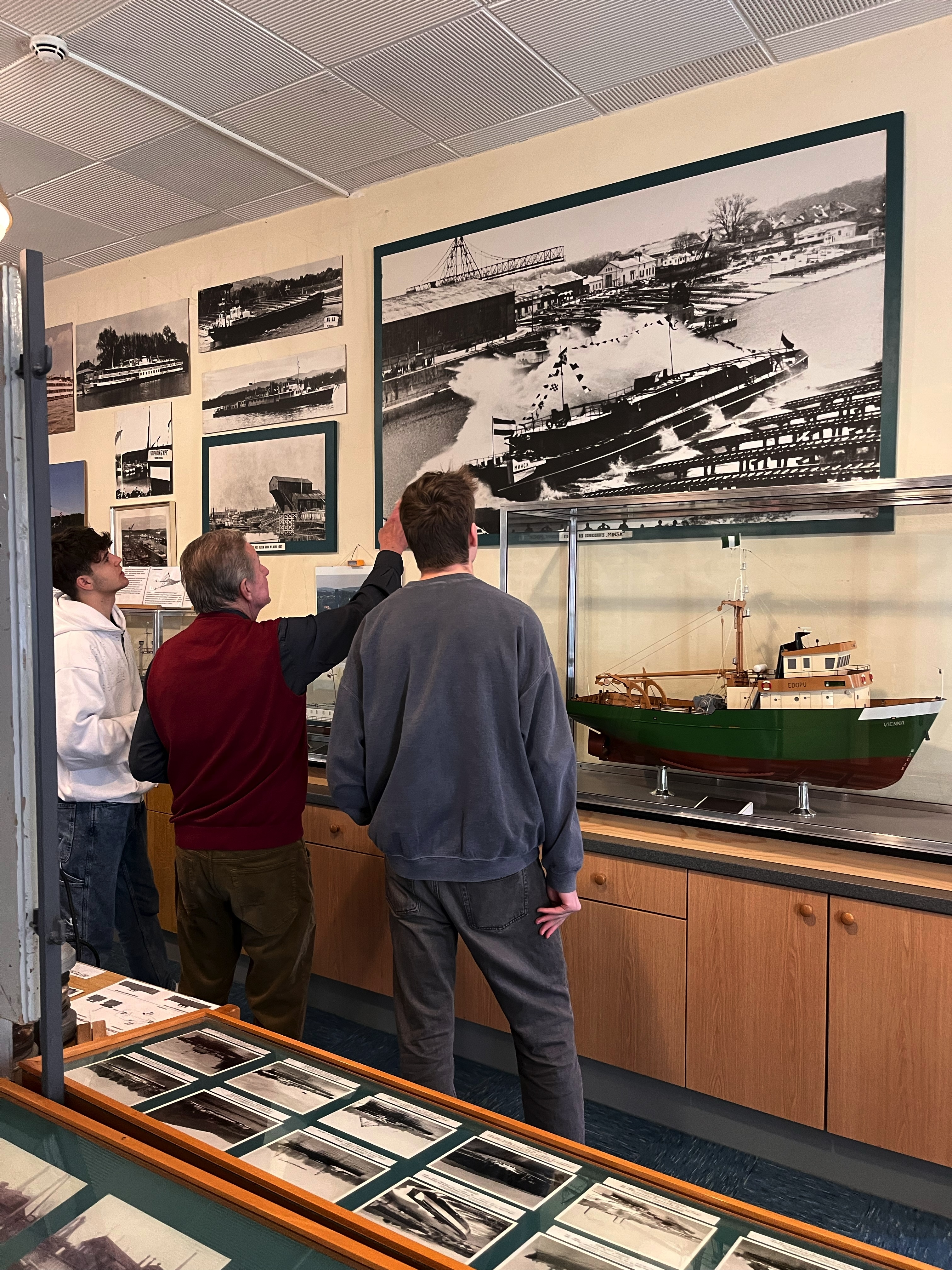 Das Bild zeigt symbolisch die Sanierung von Bestandsgebäuden