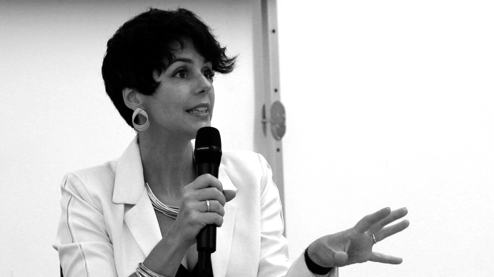Julia Mourão Permoser bei einer Diskussion zum Thema Irreguläre Migration 
