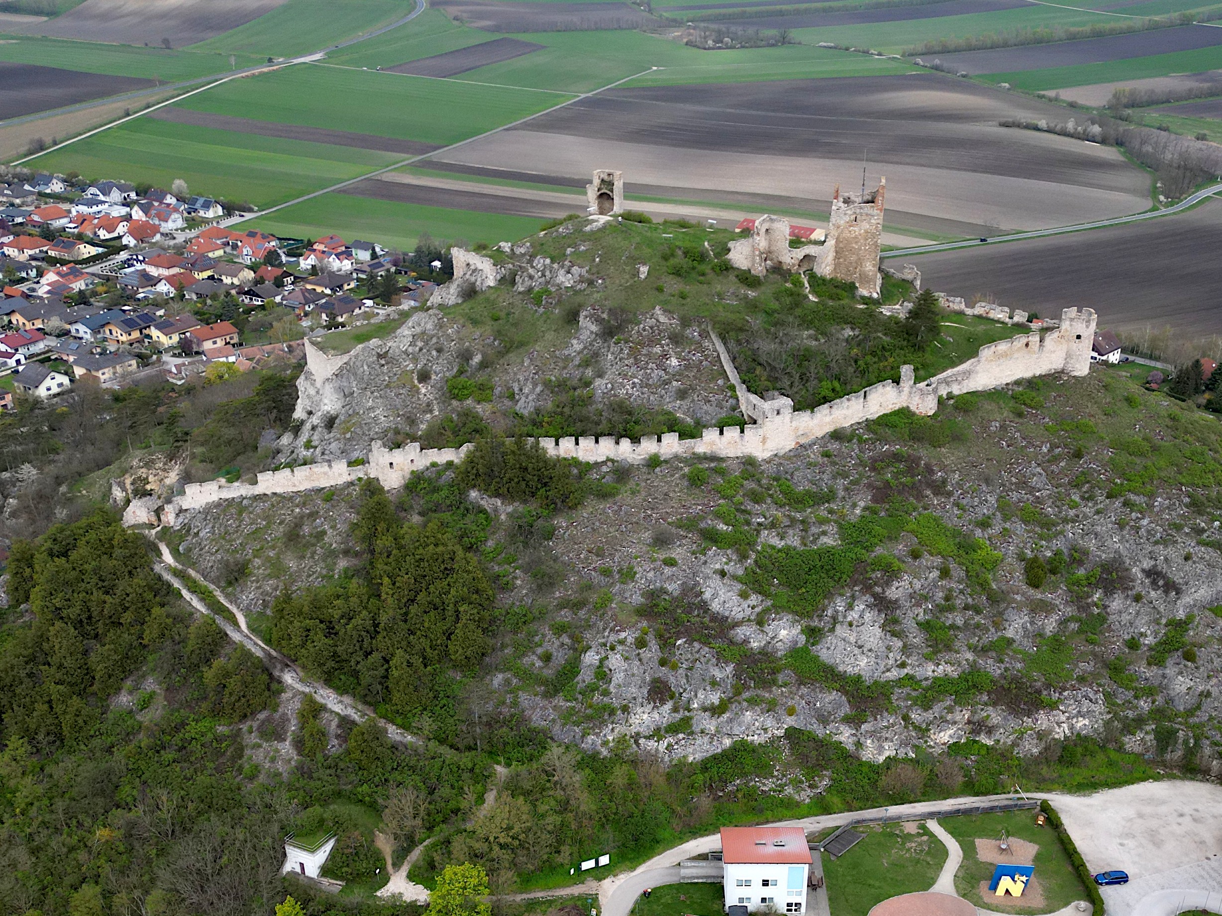 © Maximilian Obermayer Luftaufnahme der Burgruine Staatz auf Anhöhe