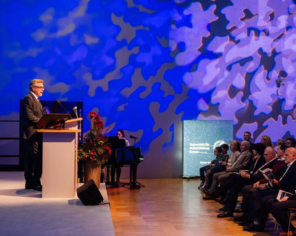 Departmentleiter Rupert Ledl begrüßt das Publikum