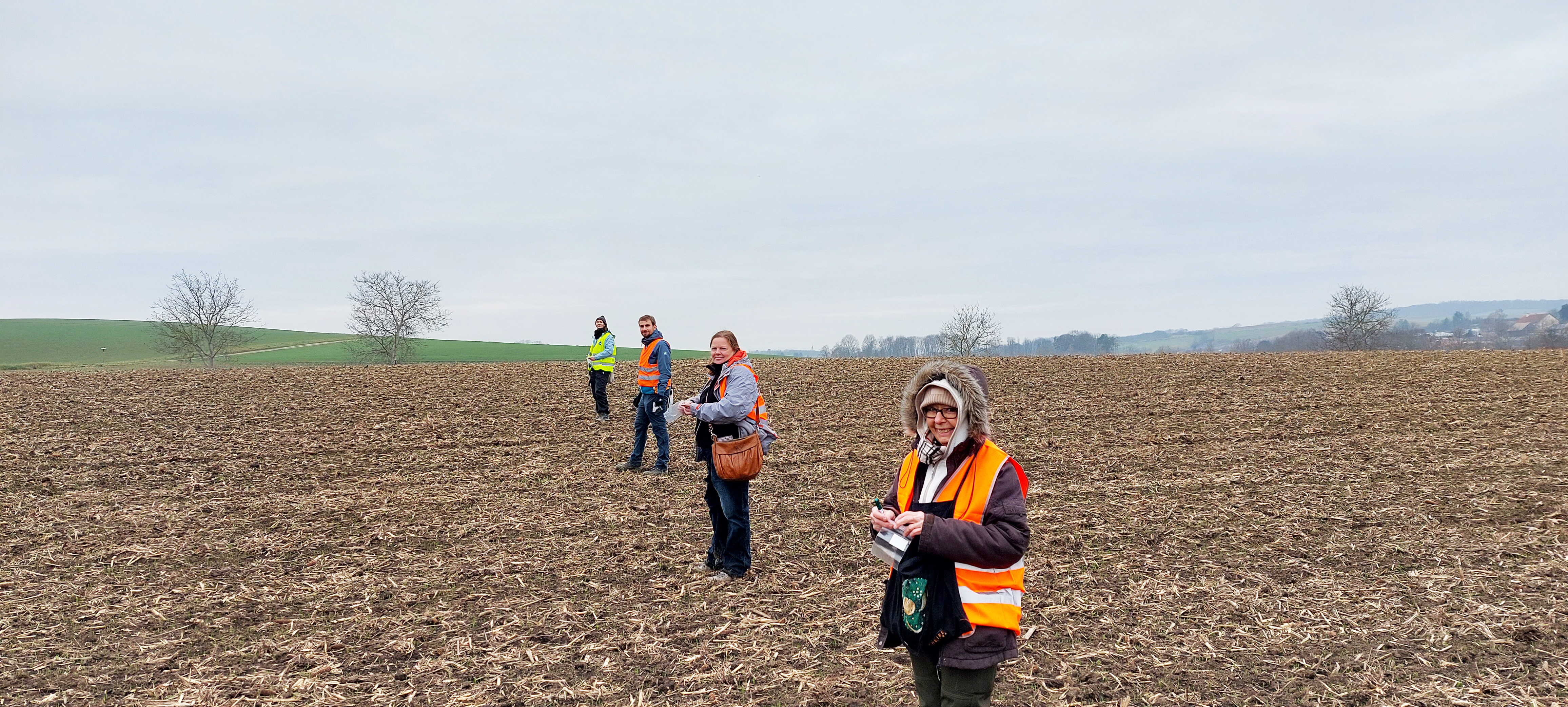 Gemeinsam mit Citizen Scientists wird auf den Äckern der Region systematisch nach steinzeitlichen Funden gesucht