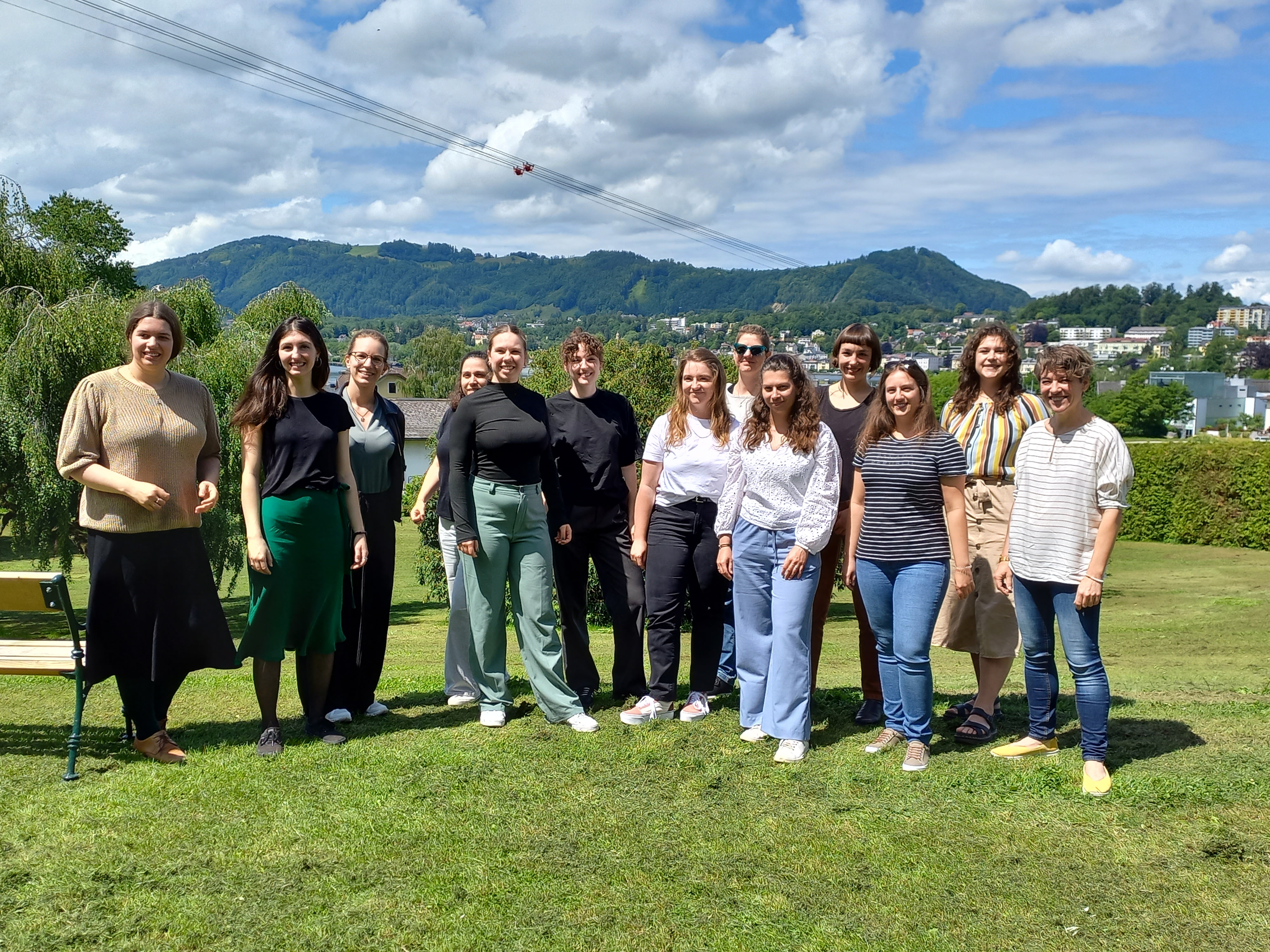 Gruppe von Dissertantinnen von Karriere_Mentoring III Programm mit der Trainerin Lisa Horvath. Draußen vor dem Landschaft von Gmunden.