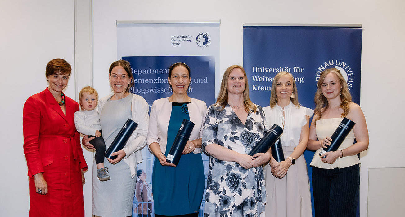 Claudia Caruso, Lehrgangsleitung und die Absolvent_innen des MSc Social Work