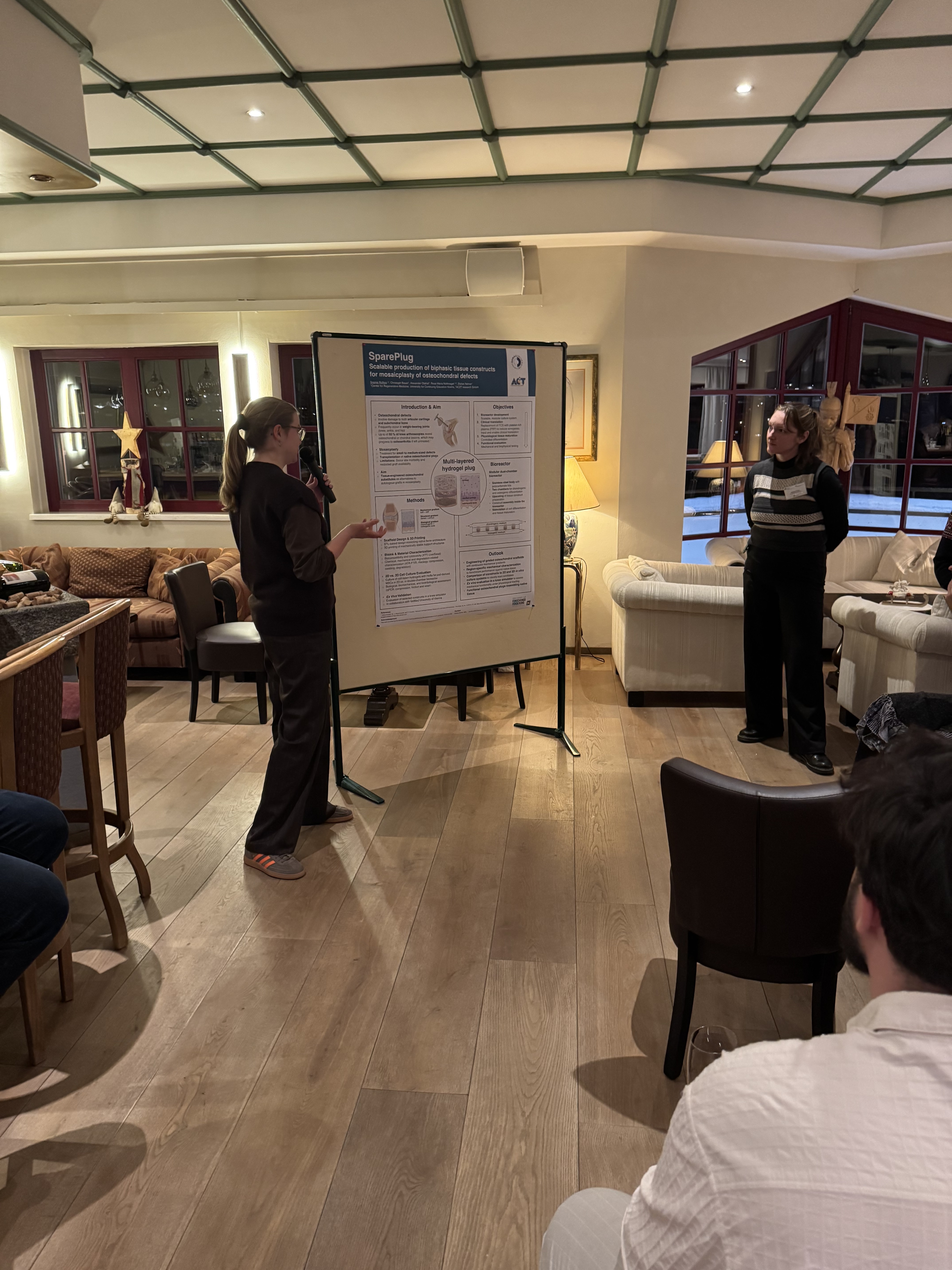 PhD-Studierende bei der Präsentation