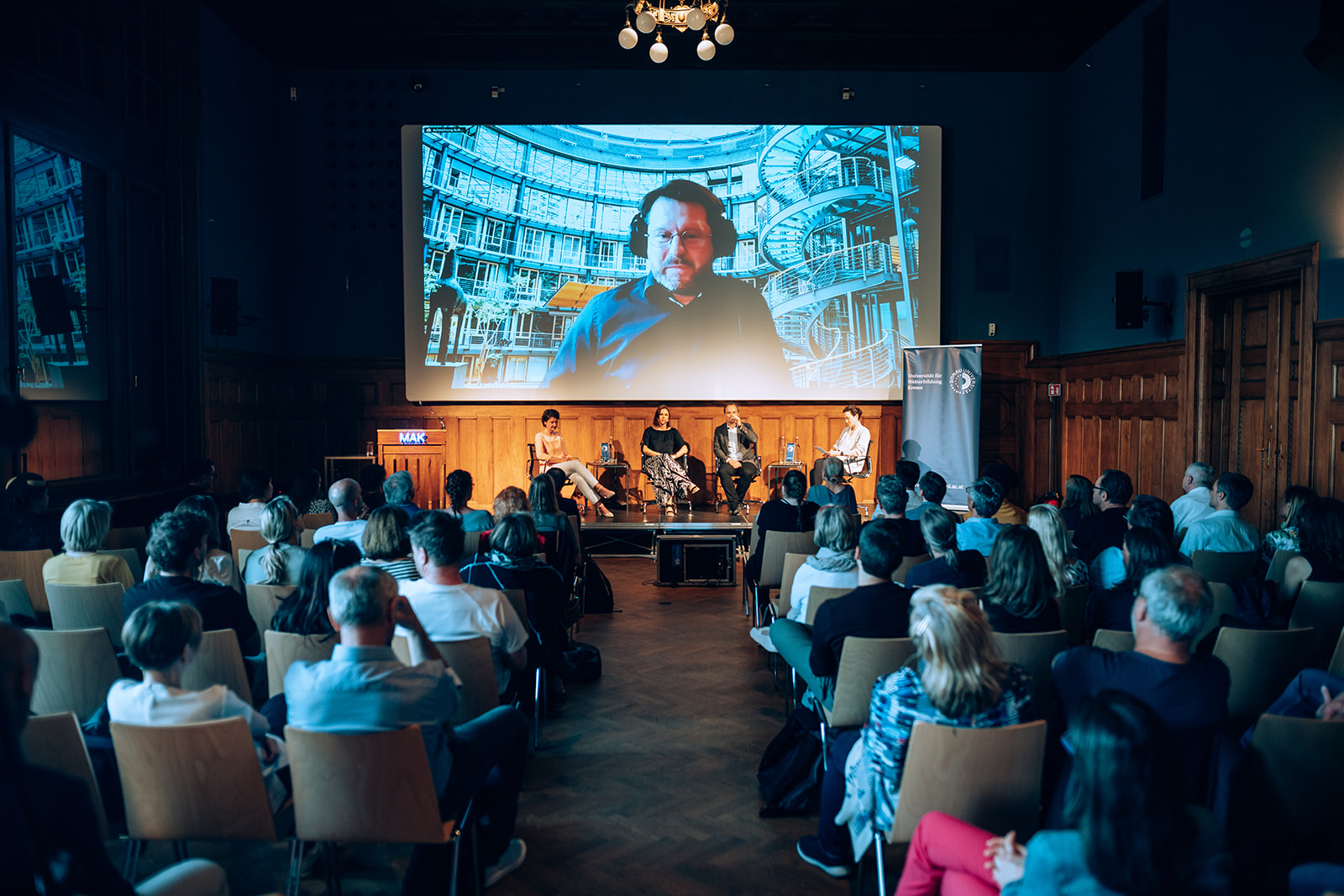 Podium mit Henning Koch auf Leinwand