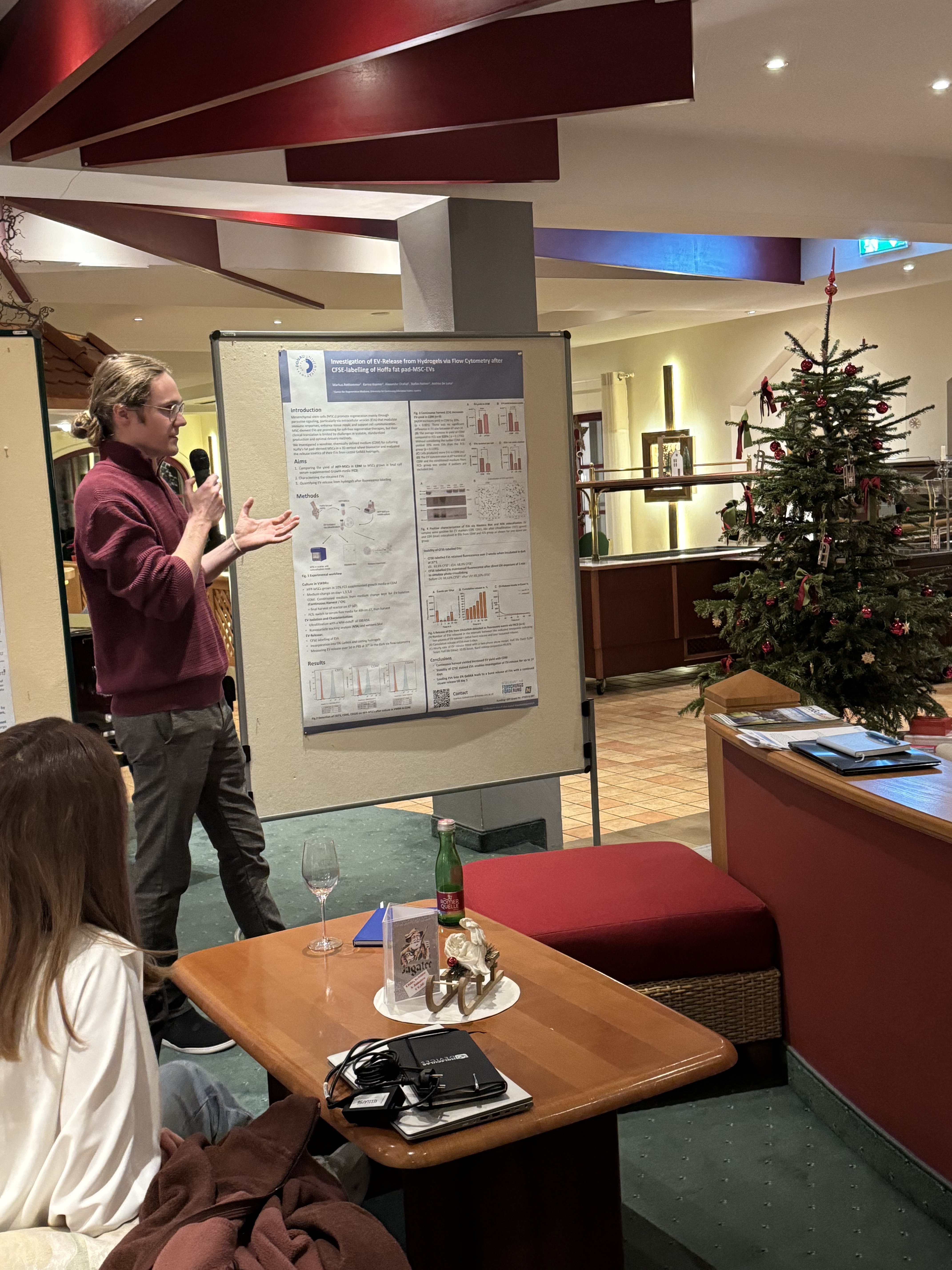 PhD-Studierende bei der Präsentation