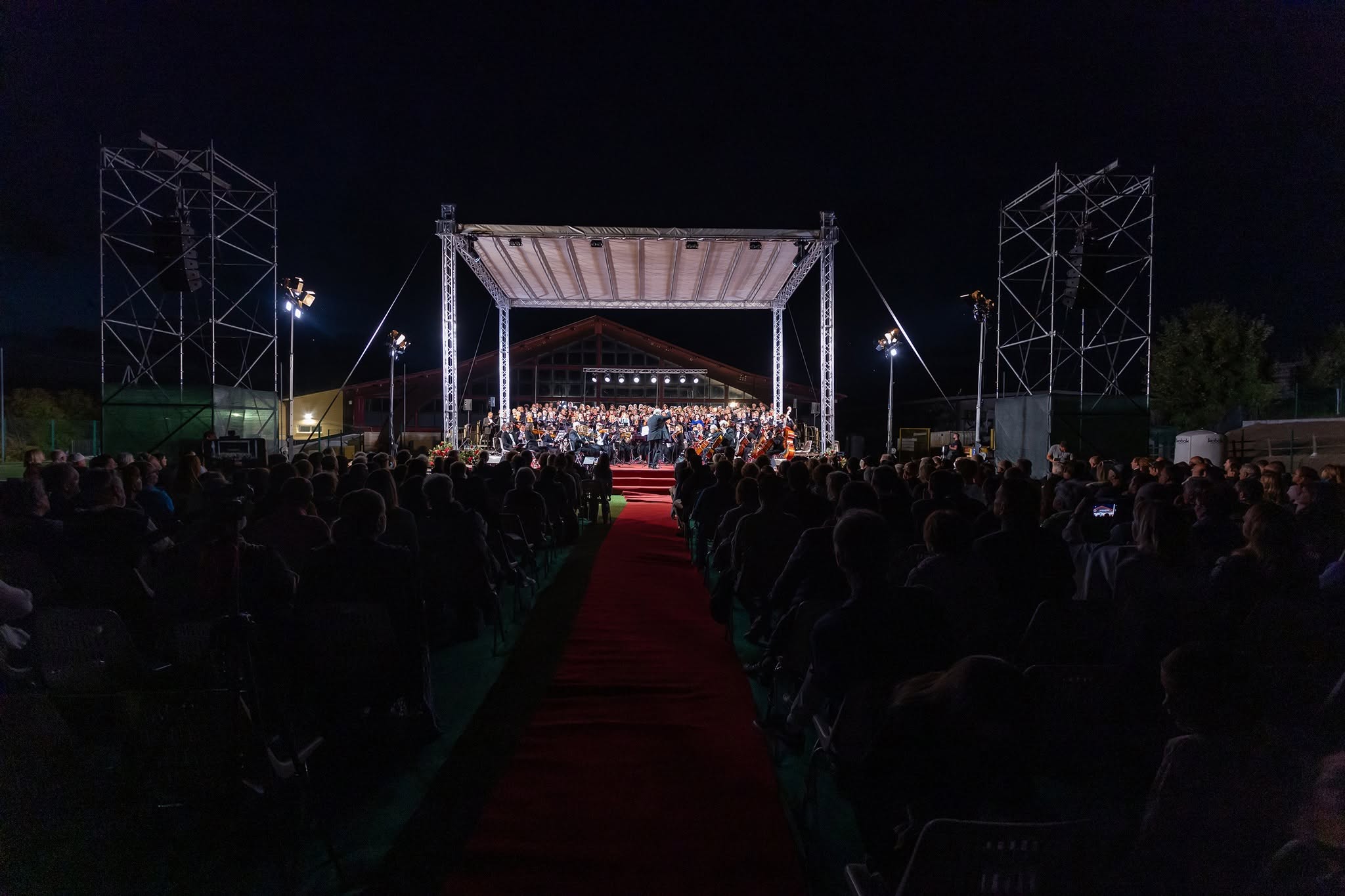 Orchester und Chor geben Konzert auf einer Freilichtbühne in Österreich.