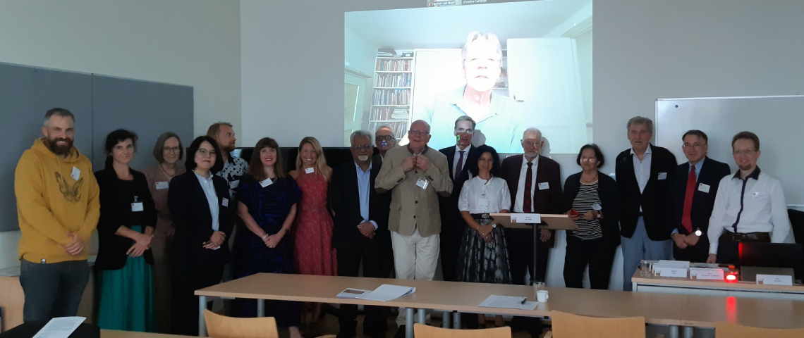 Gruppenbild vor Beamer