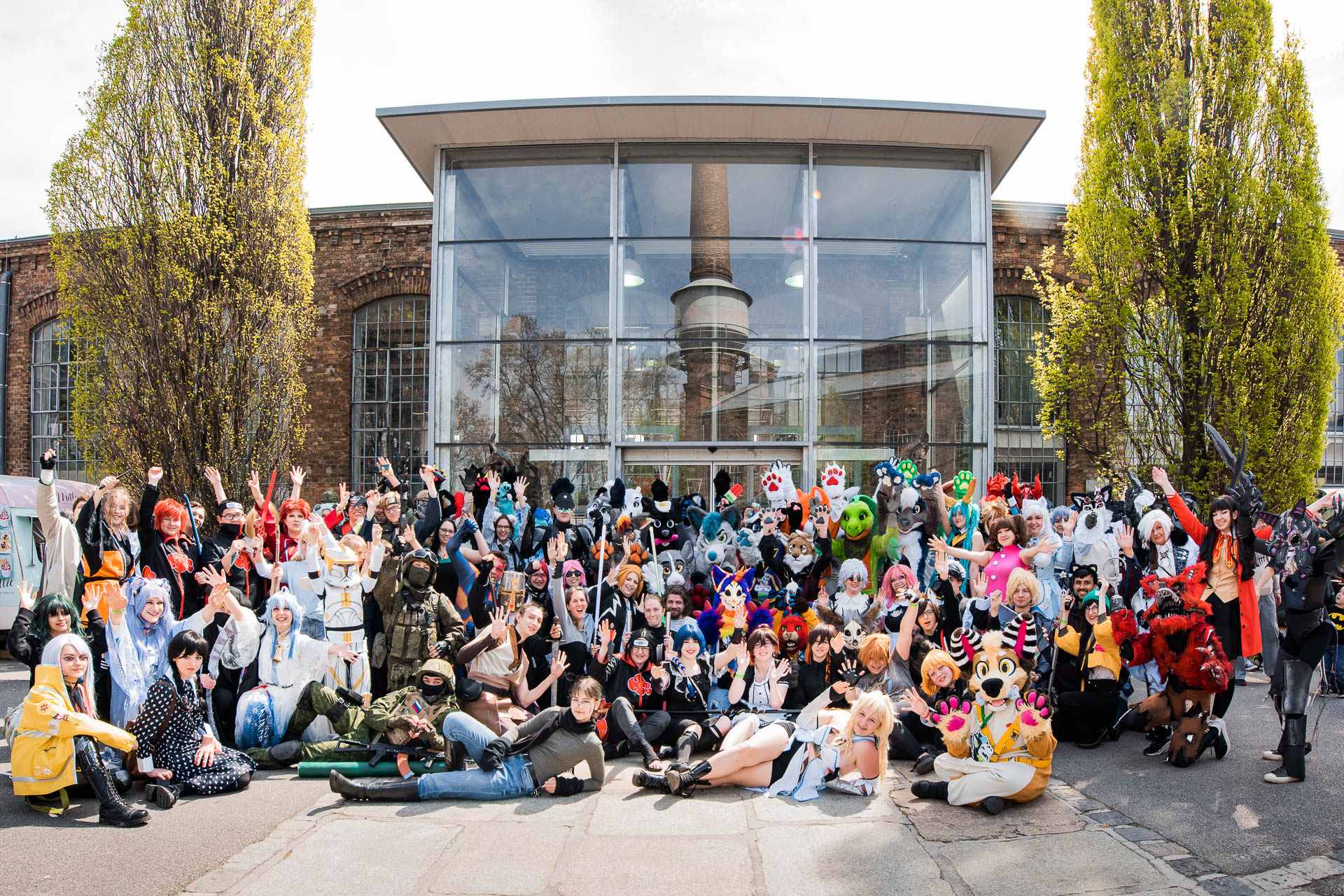 Logo und Sujet des Projekts mit Figuren in Kostümen