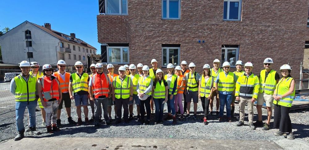 Gruppenbild der Teilnehmer_innen mit Warnwesten und Helmen
