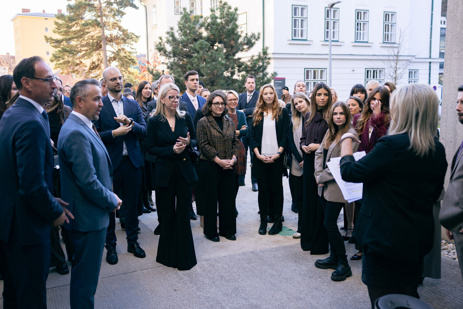 © Martin Jordan Sammeln der Absolvent_innen vor dem Audimax