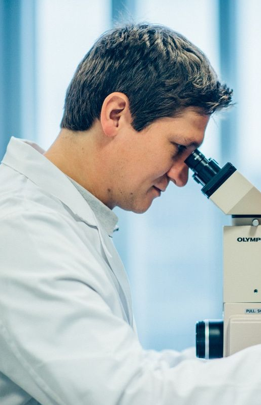 © W. Skokanitsch Two researchers in the lab