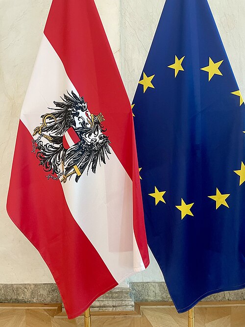 Österreich- und EU-Flagge
