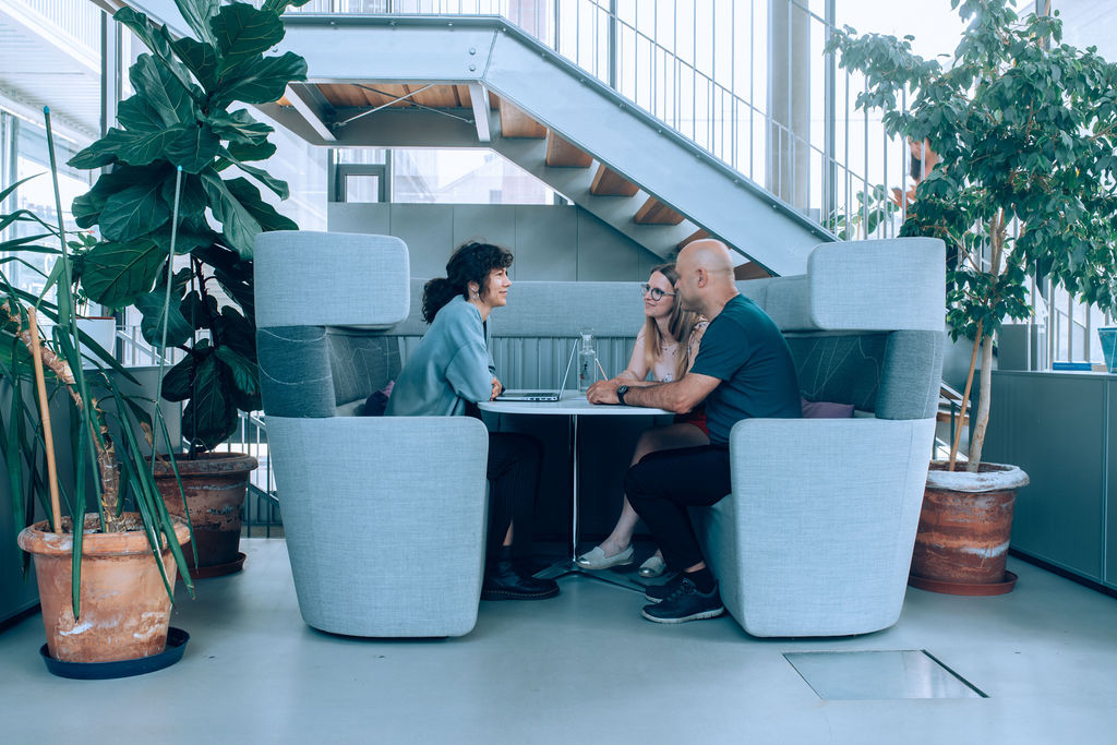 © Walter Skokanitsch Studierende sitzen im Bibliotheksfoyer im Trakt C Erdgeschoss zusammen