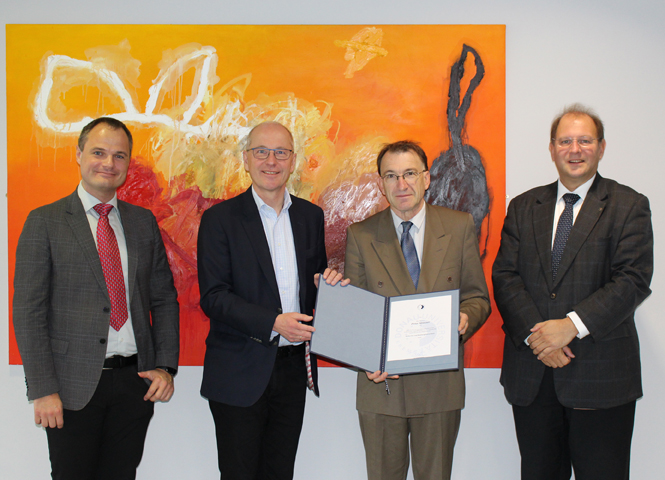 Mag. Mag. Dr. Dr. Peter Strasser, LL.M. erhält das Ernennungsdekret