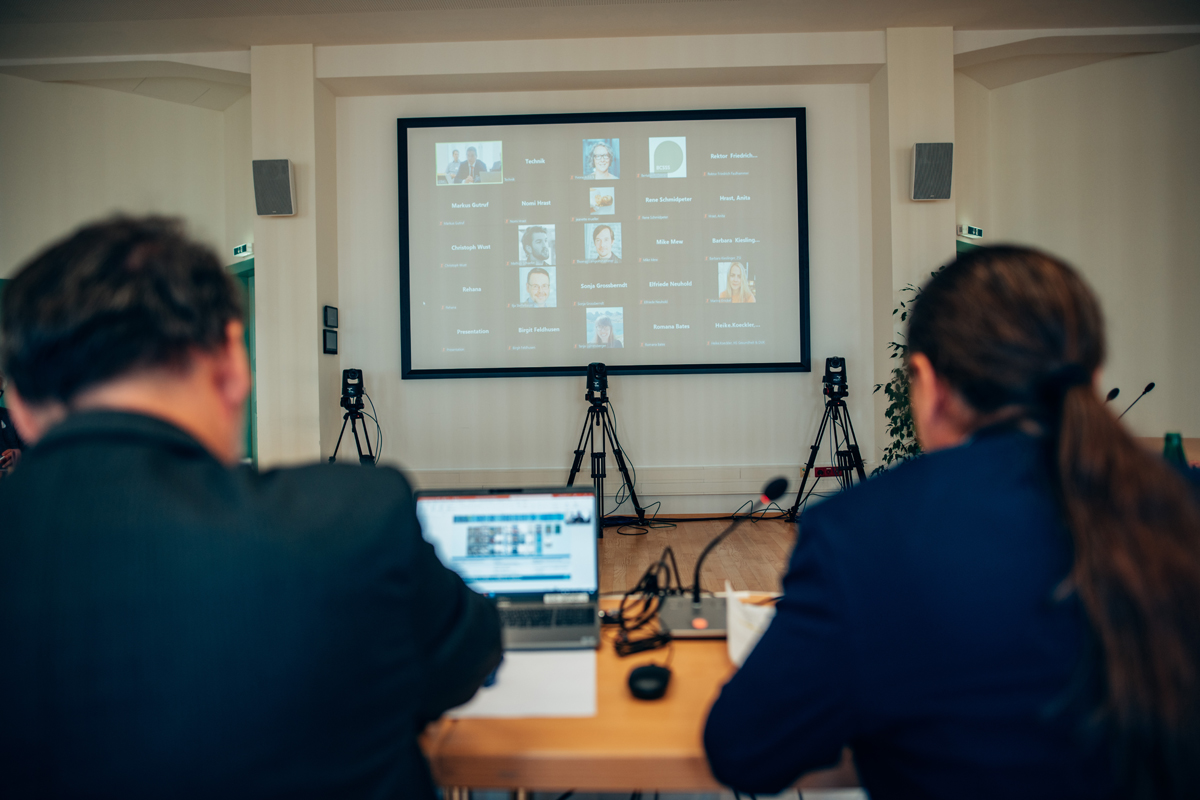 © Universität für Weiterbildung Krems/Walter Skokanitsch Im Dialog, online wie offline