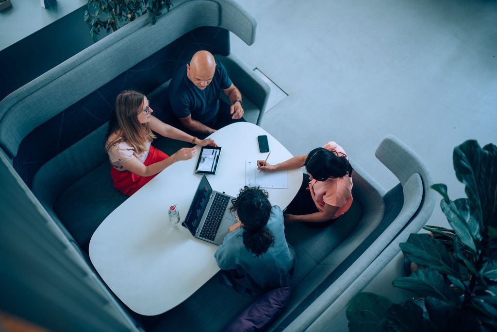 © Walter Skokanitsch Studierende lernen im Bibliotheksfoyer im Trakt C Erdgeschoss
