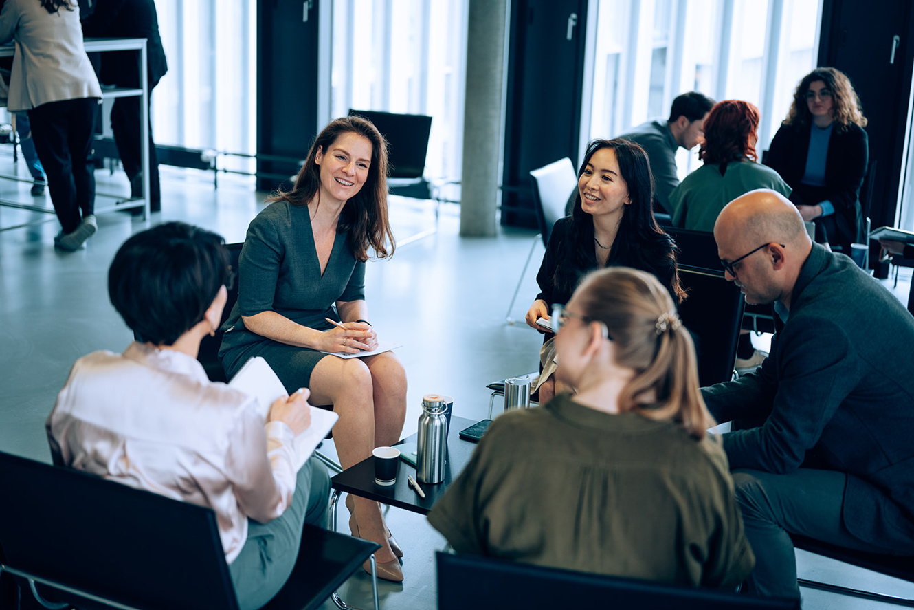 © Walter Skokanitsch Studierende bei einer Gruppenarbeit im Pausenfoyer im Trakt C 2. Stock