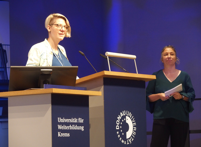 Christina Ipser begrüßt das Publikum.