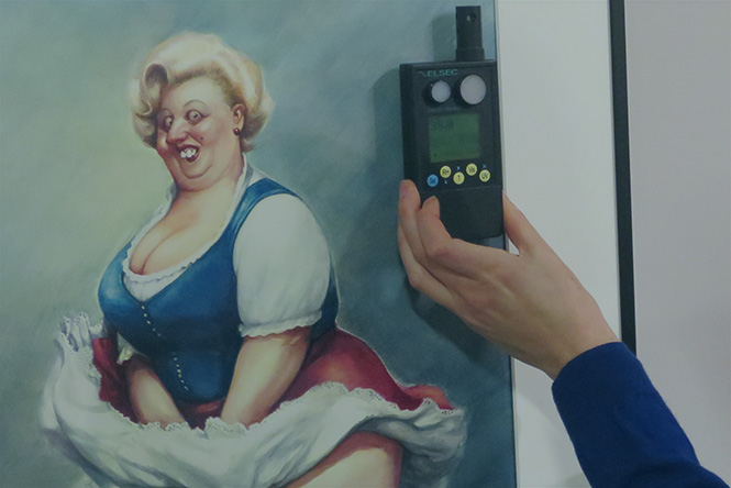 Lichtmessung einer Deix Karikatur mit einem Luxometer