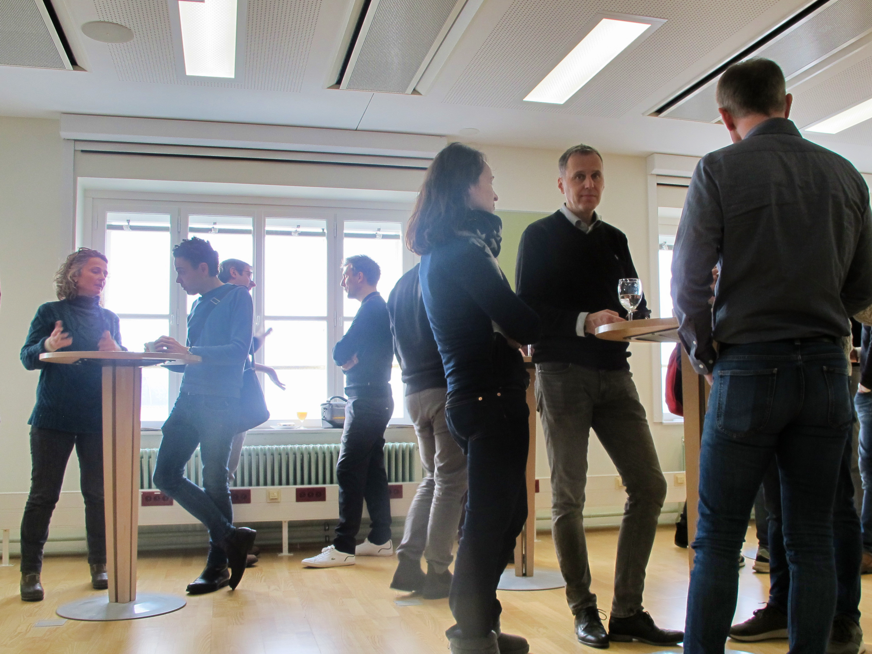 Studierende im Austausch mit Mitarbeitenden