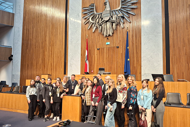 © University for Continuing Education Krems Gruppenfoto Besuch Ukrainevertreter_innen Parlament