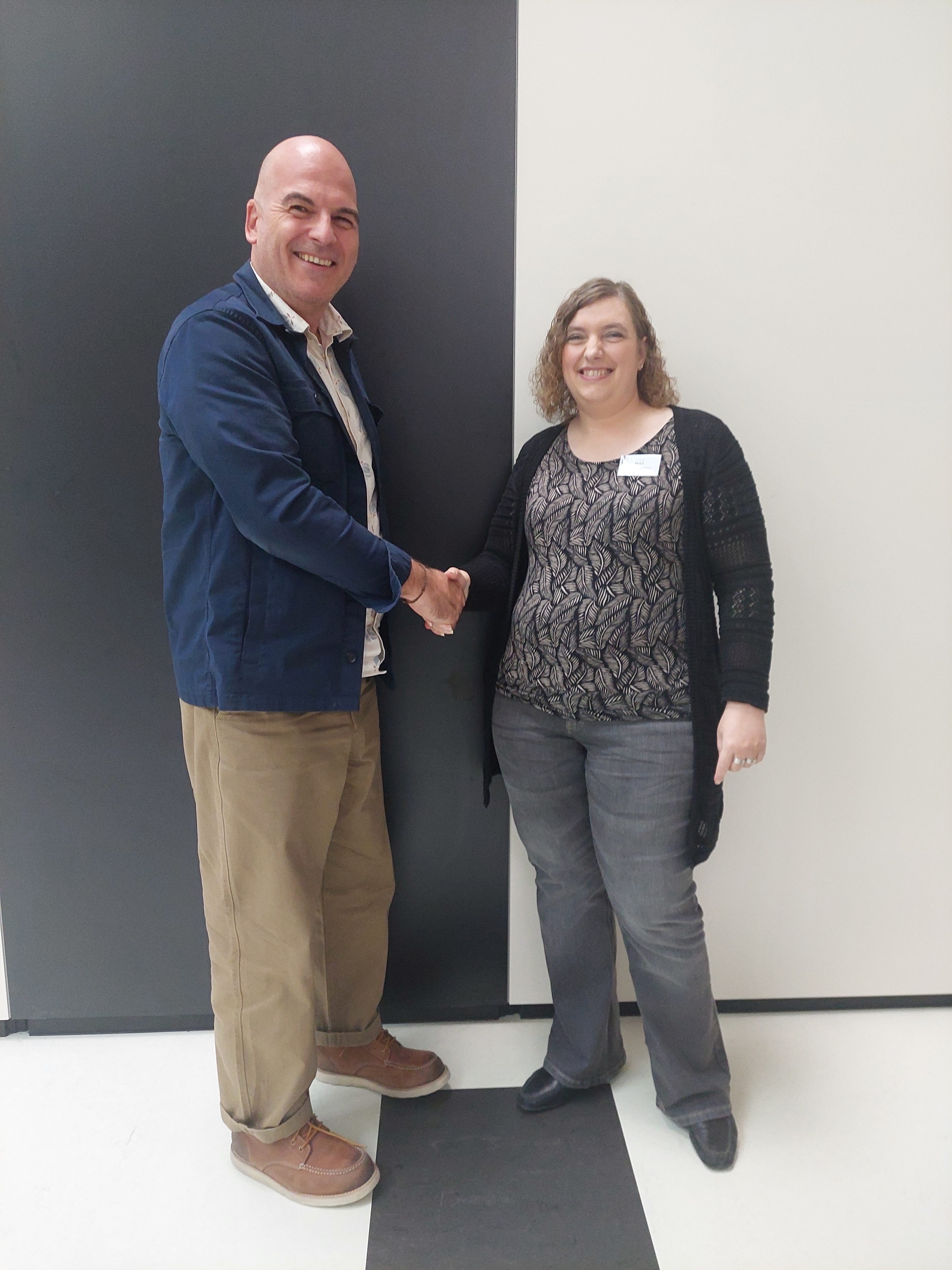 Der ehemalige Obmann Christoph Kühberger von der Universität Salzburg gratuliert der neuen Obfrau Andrea Brait