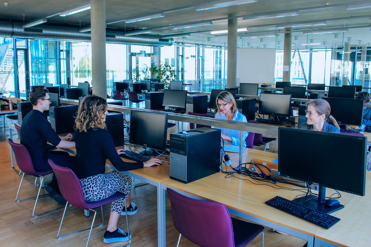 © Stefanie Gilber Studierende im Lernraum der Bibliothek