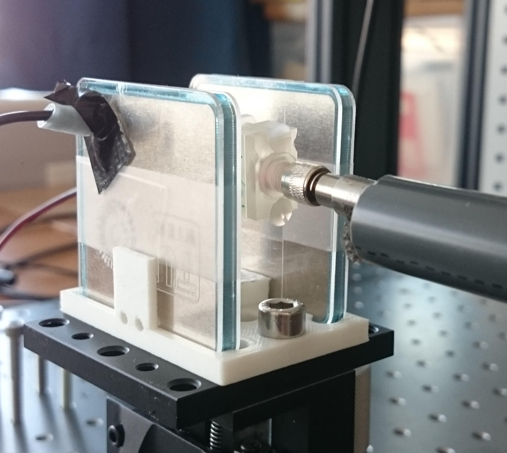 Faseroptische Sonde in einer E-Feld-Plattenkonfiguration.