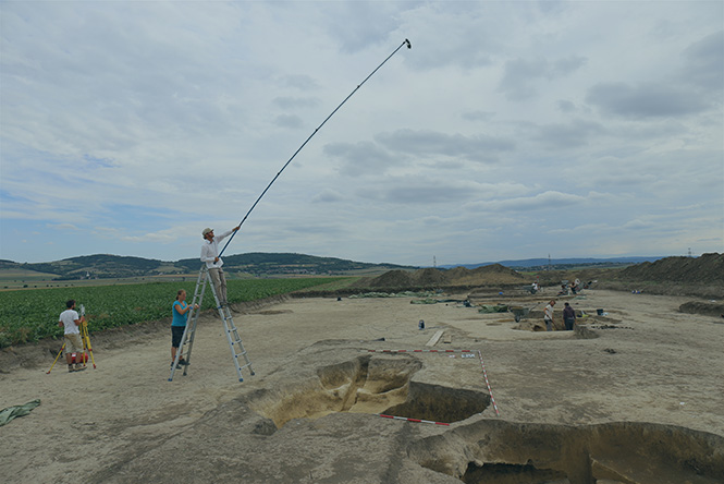 Archäologen bei der Vermessung und Dokumentation einer Grabungsfläche 