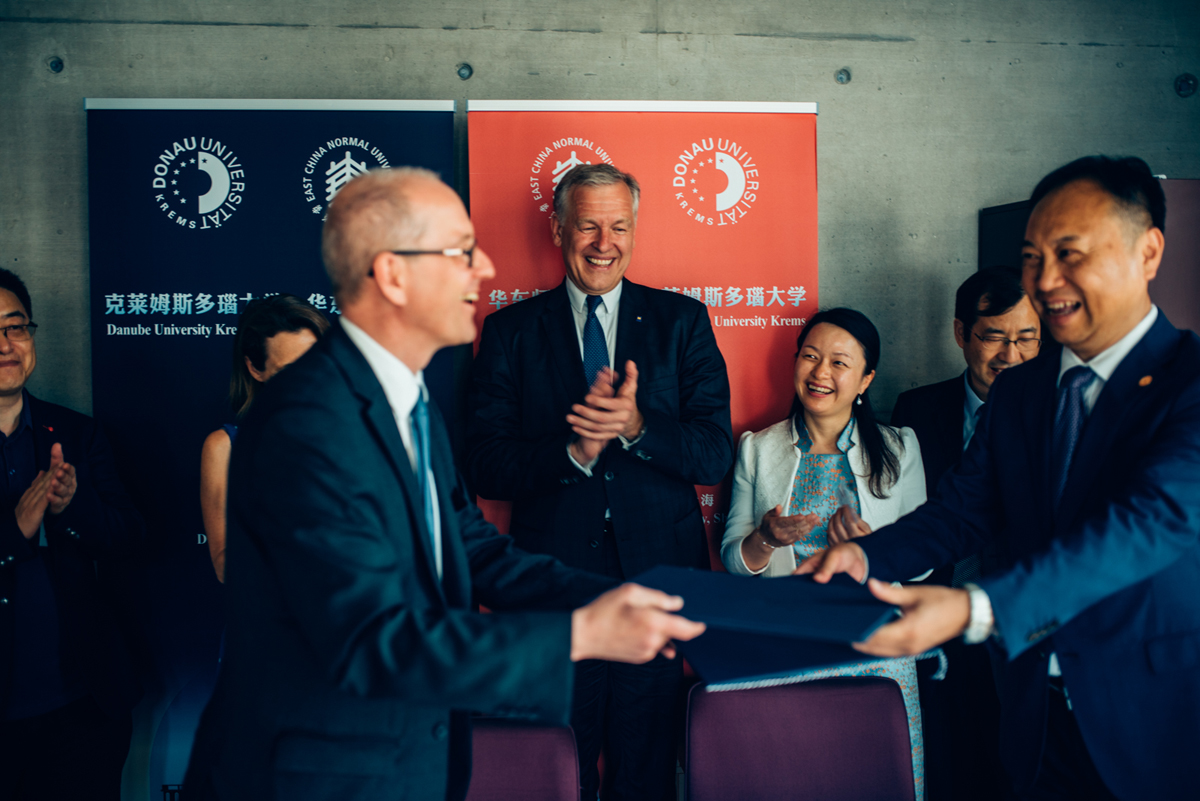 © Donau-Universität Krems/Walter Skokanitsch Austausch der Urkunden