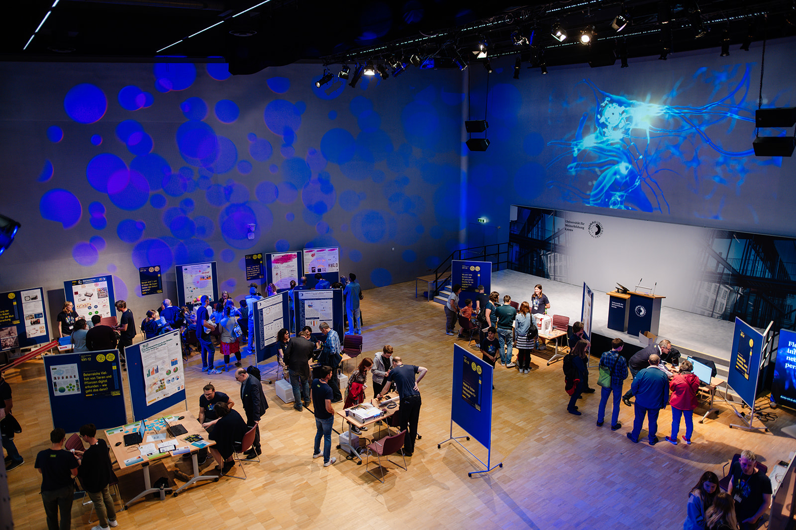 19 Stationen im Audimax bei der LNF24