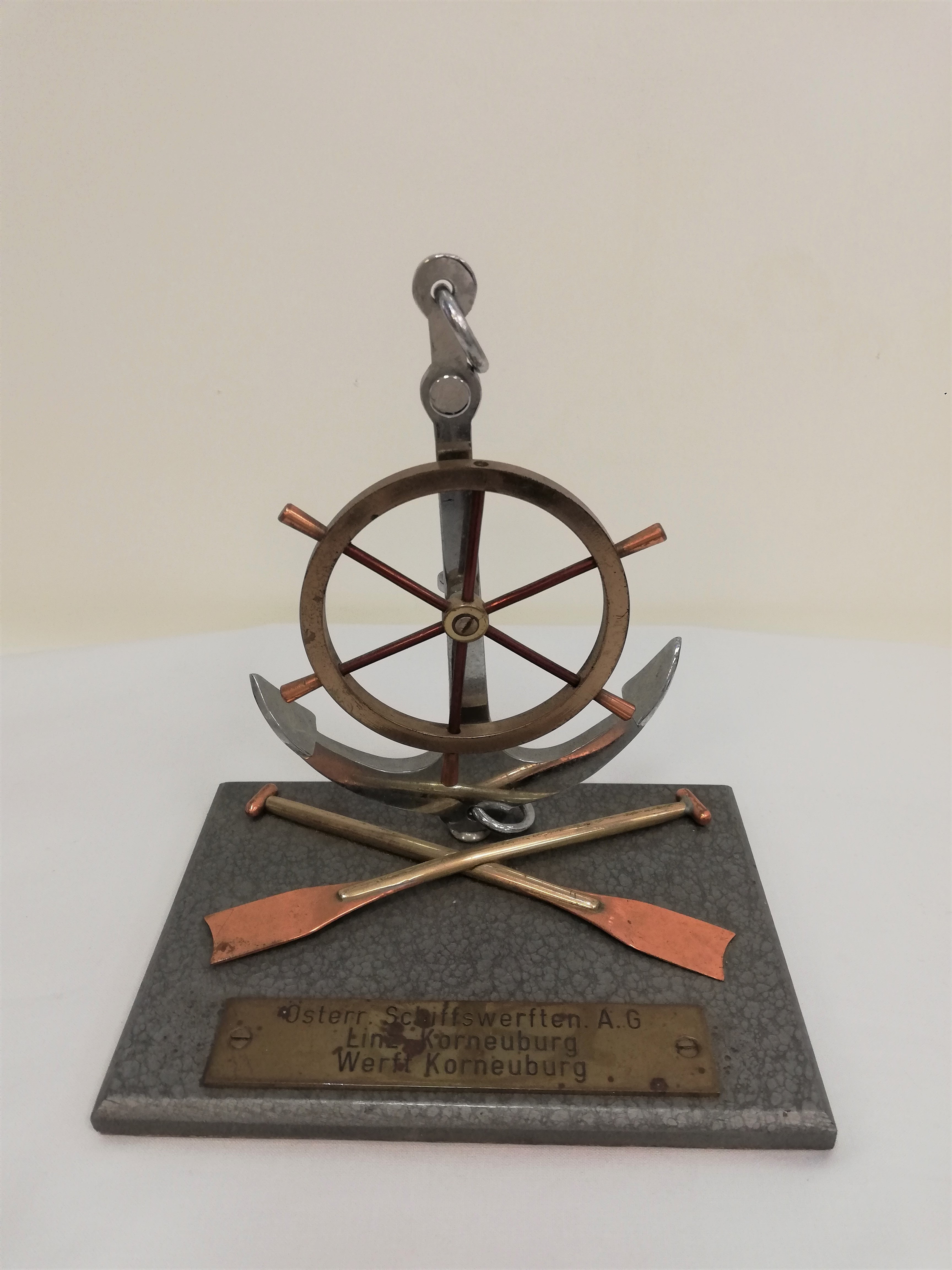 © Museumsverein Korneuburg  Anker-Steuerrad, Musterstück aus der Lehrwerkstätte der Schiffswerft Korneuburg