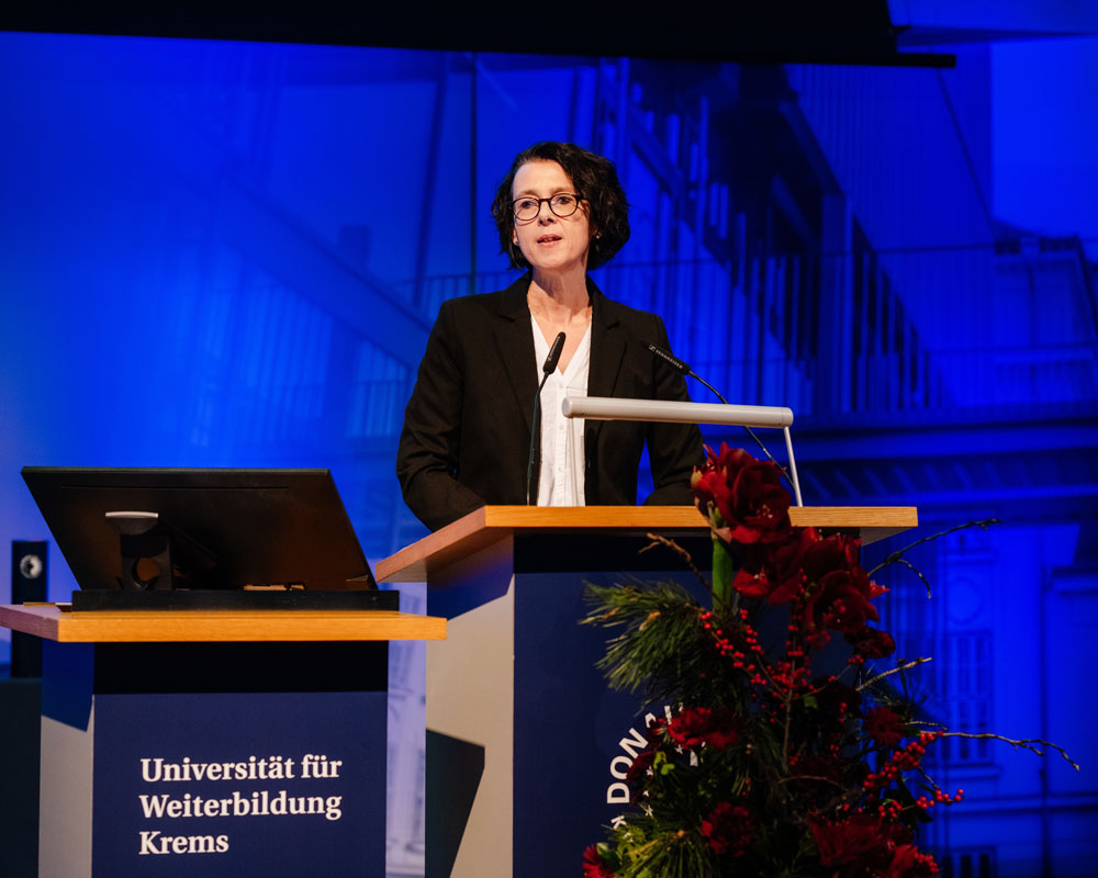 Dekanin Eva Stöckler begrüßt das Publikum