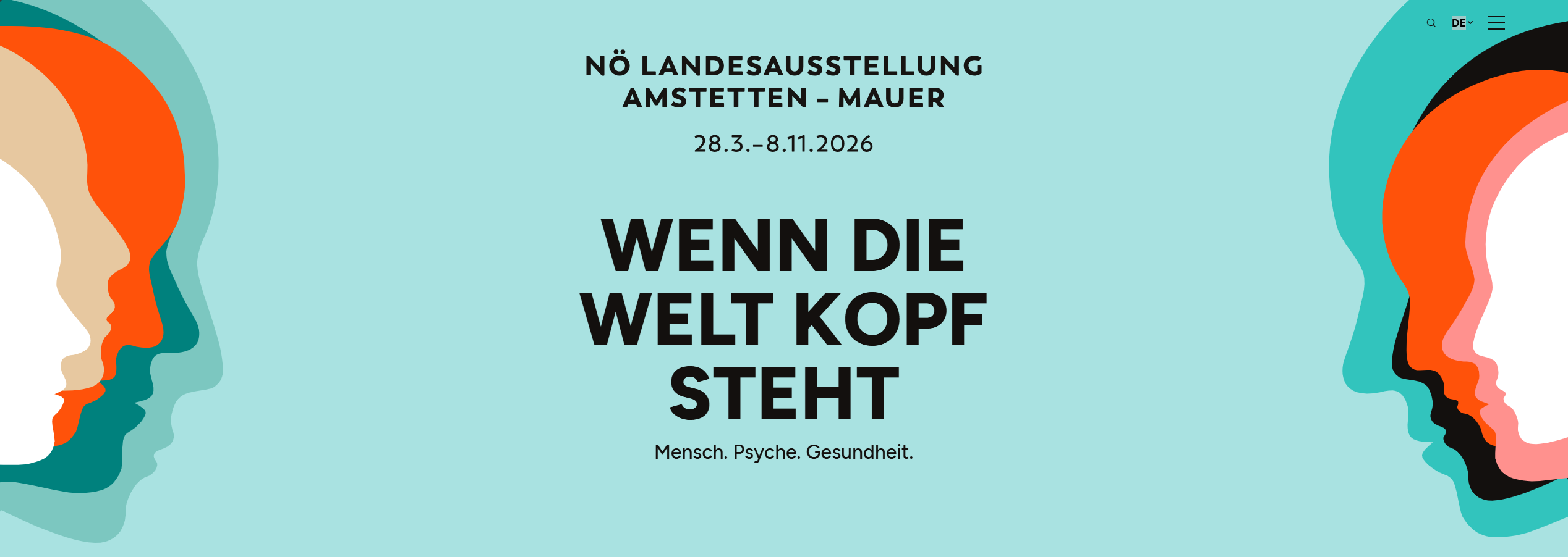 Grafisches Titelmotiv der NÖ Landesausstellung Amstetten–Mauer 2026: Links und rechts sind stilisierte, farbige Profilköpfe zu sehen, die einander gegenüberstehen. In der Mitte steht der Ausstellungstitel ‚Wenn die Welt Kopf steht – Mensch. Psyche. Gesundheit.‘ sowie das Datum 28.3.–8.11.2026 auf mintfarbenem Hintergrund.