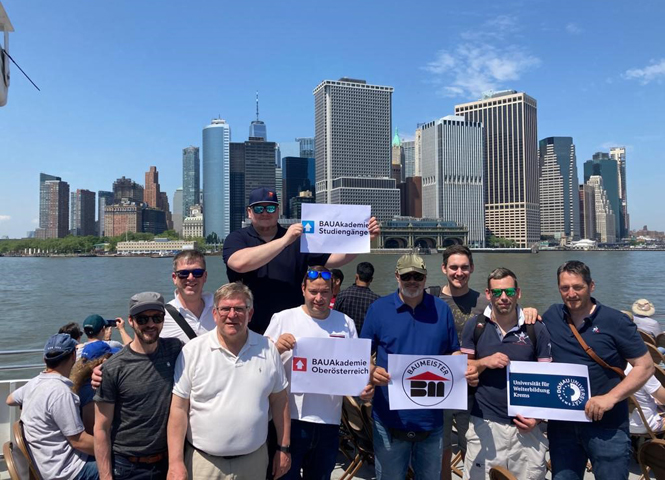 New York - Studierendengruppe vor Skyline