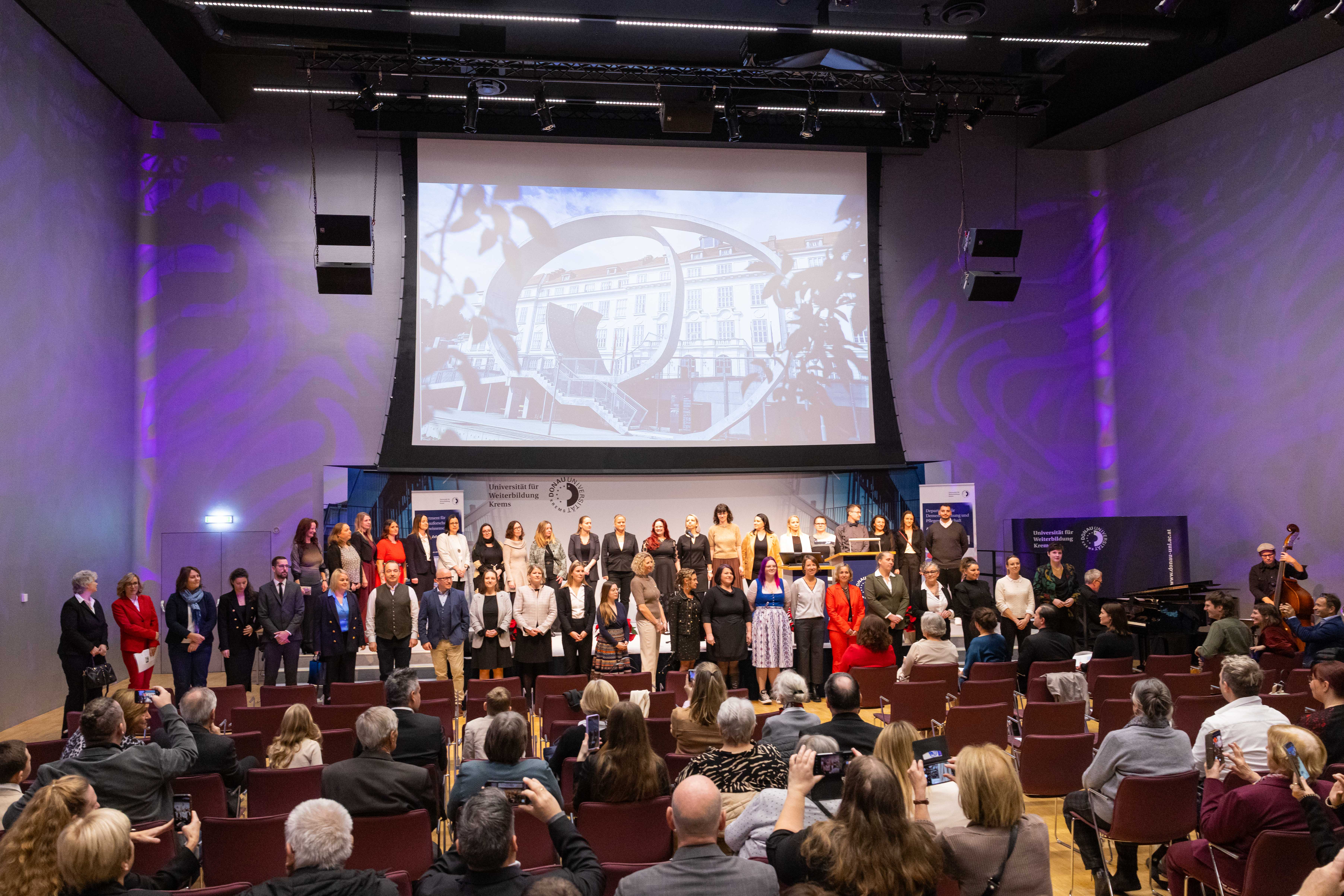 Einzug der Absolvent_innen