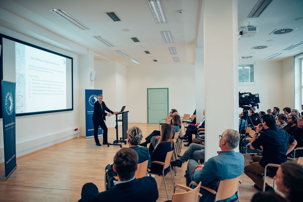 © Donau-Universität Krems, Walter Skokanitsch Der Migrationsexperte erklärte, dass die Migrationsforschung Evidenzlücken schließen und verzerrte Darstellungen in der Öffentlichkeit und Politik zurechtrücken muss.