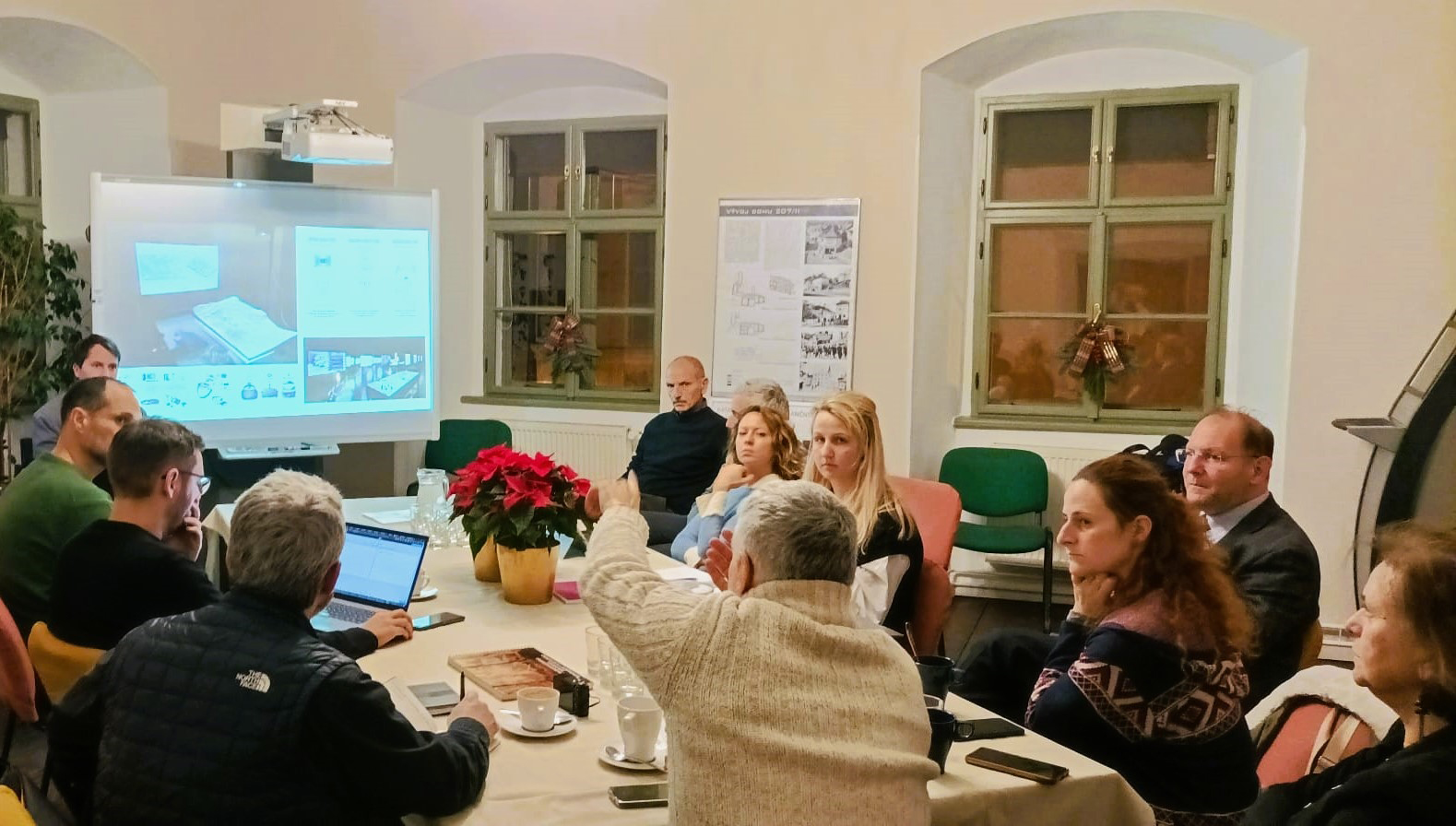  Projektpartner diskutieren im Tagungsraum