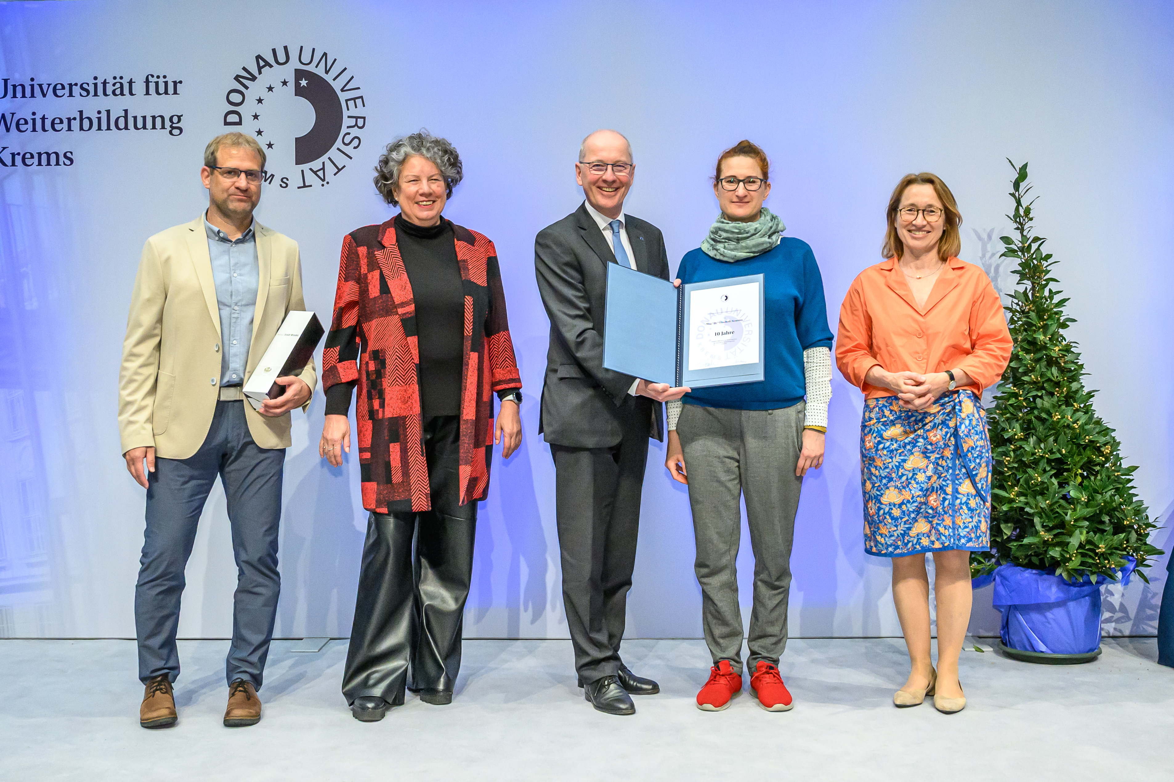 von links nach rechts: Vorsitzender des Betriebsrats für das allgemeine Universitätspersonal Dipl. Ing. Christian Görlich, MAS, Vorsitzende für das wissenschaftliche Universitätspersonal Dipl. Ing.in Dr.in Christiane Fischer, Rektor Mag. Friedrich Faulhammer, Jubiliarin Mag.a Dr.in Elisabeth Nowotny, Vizerektorin Univ. Prof.in Dr.in Viktoria Weber