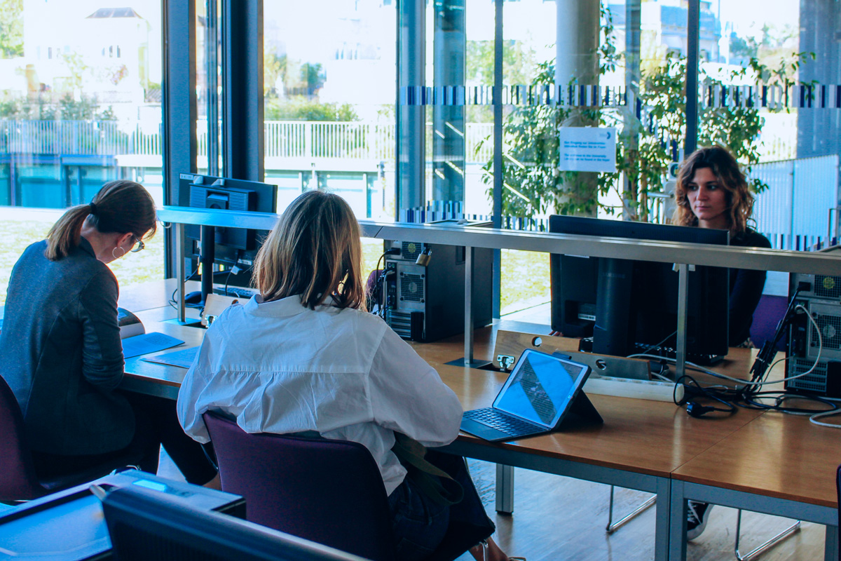 © Stefanie Gilber Studierende beim stillen Arbeiten im Lernraum der Bibliothek