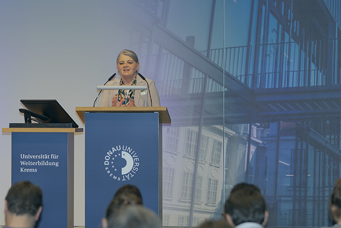 Mag.a Ulrike Vitovec spricht zu den Teilnehmer_innen der Tagung