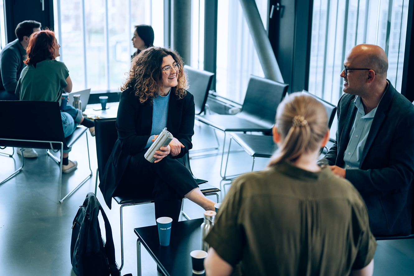 © Walter Skokanitsch Studierende bei einer Gruppenarbeit im Pausenfoyer im Trakt C 2. Stock