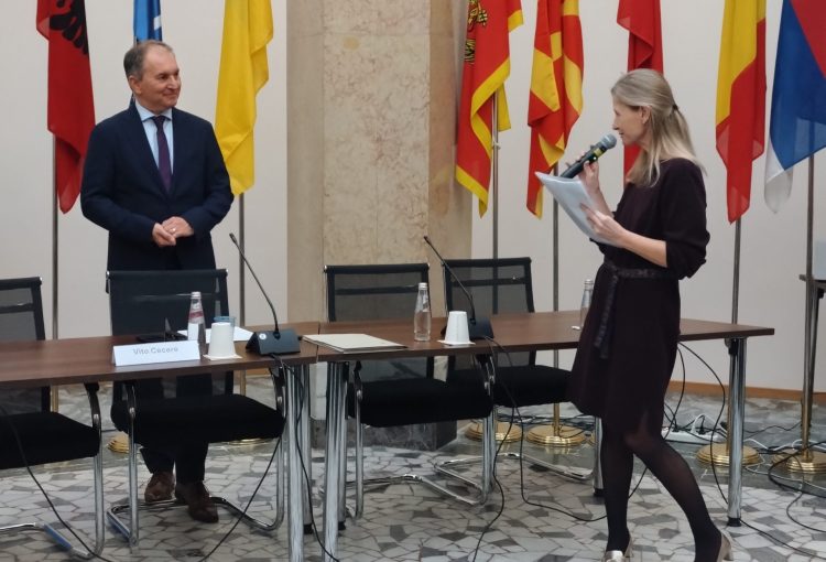 Dr Hainzl introducing keynote speaker Ambassador Vito Cecere, German Federal Foreign Office.