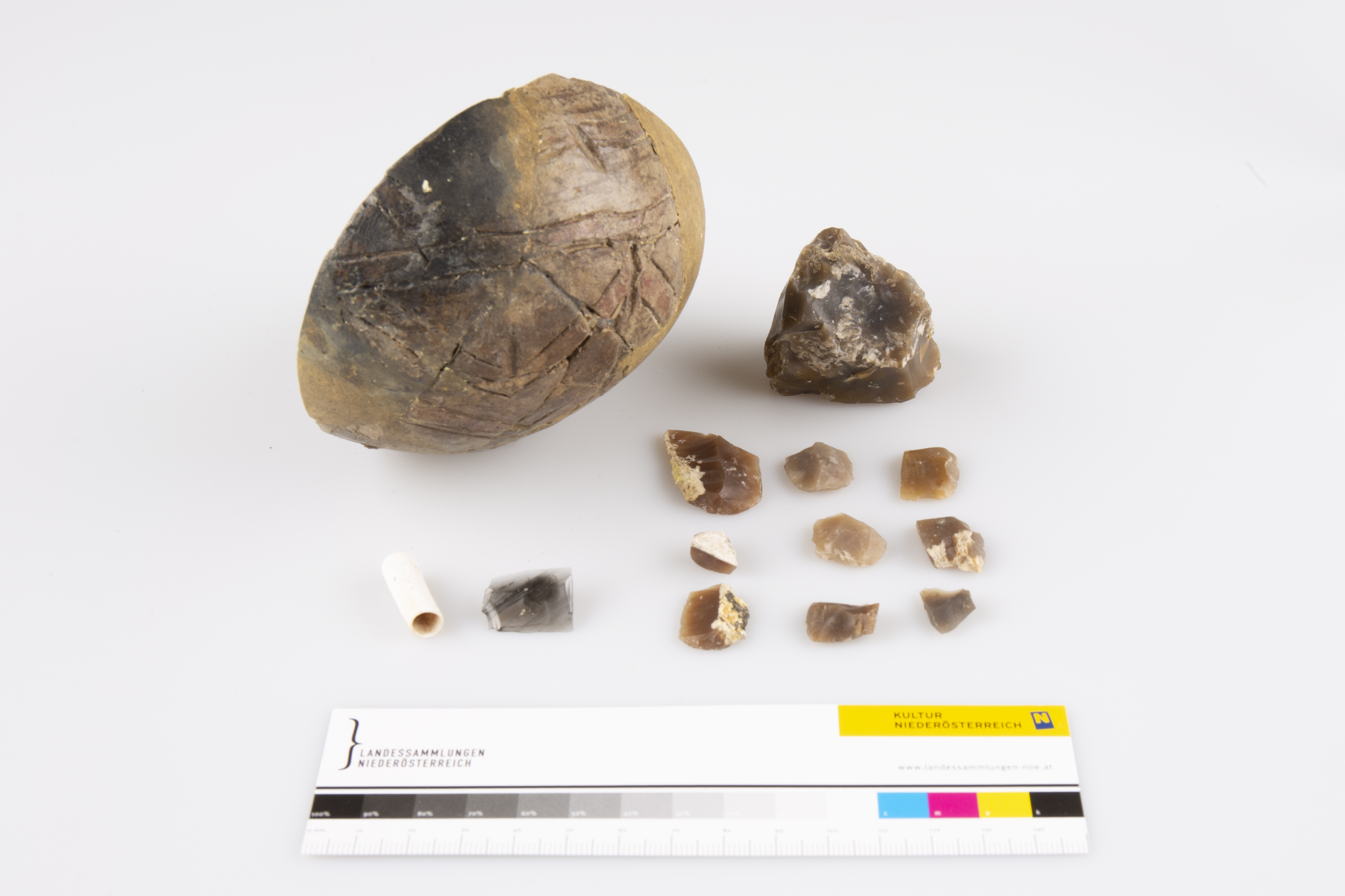 © Diverse Importgüter aus einer Grube, Keramik und Hornstein (Foto: Landessammlungen Niederösterreich) Importgüter aus einer Grube in Keramik und Hornstein